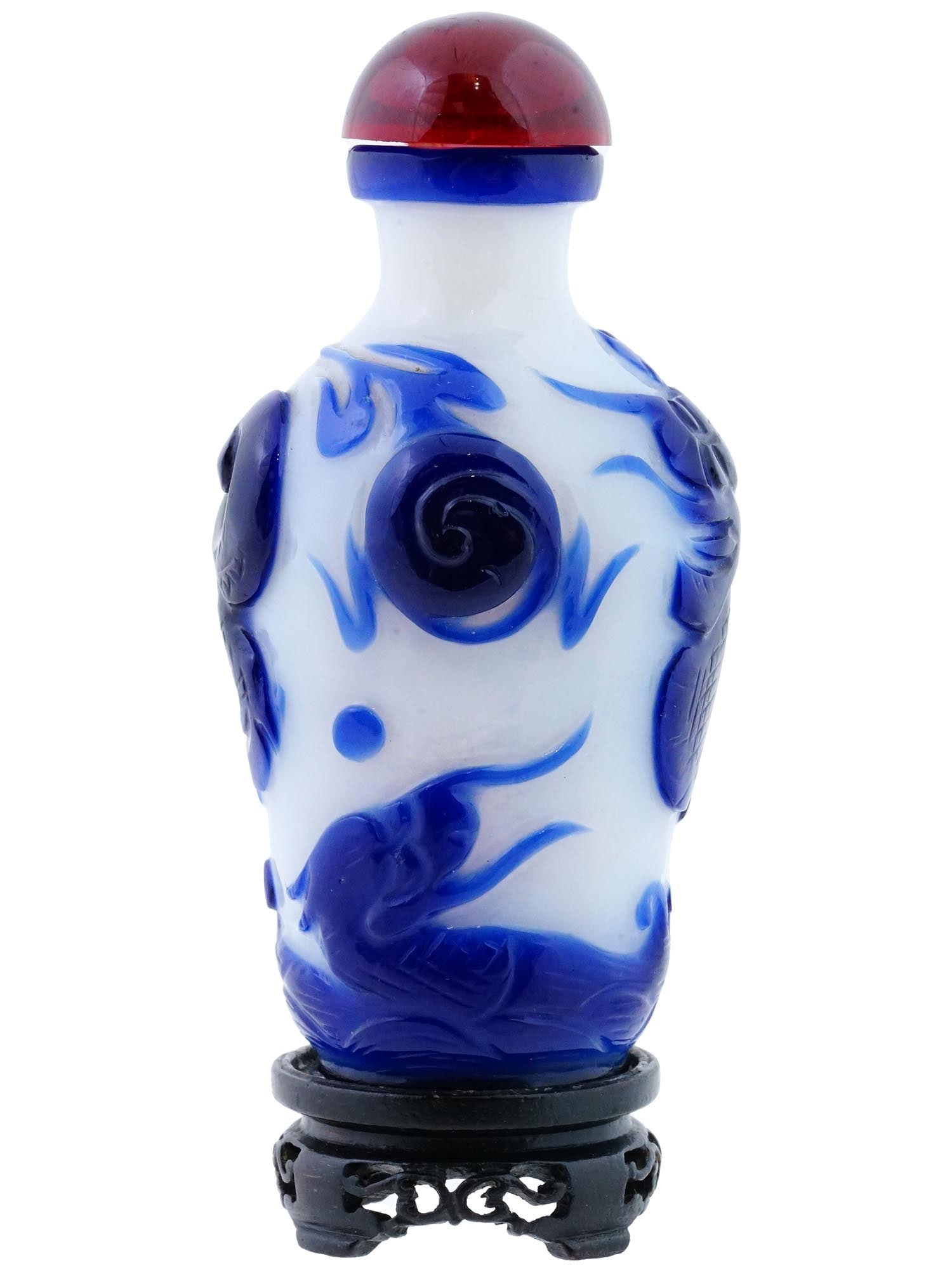 CHINESE BLUE WHITE PEKING GLASS SNUFF BOTTLE W STAND (1 of 8)