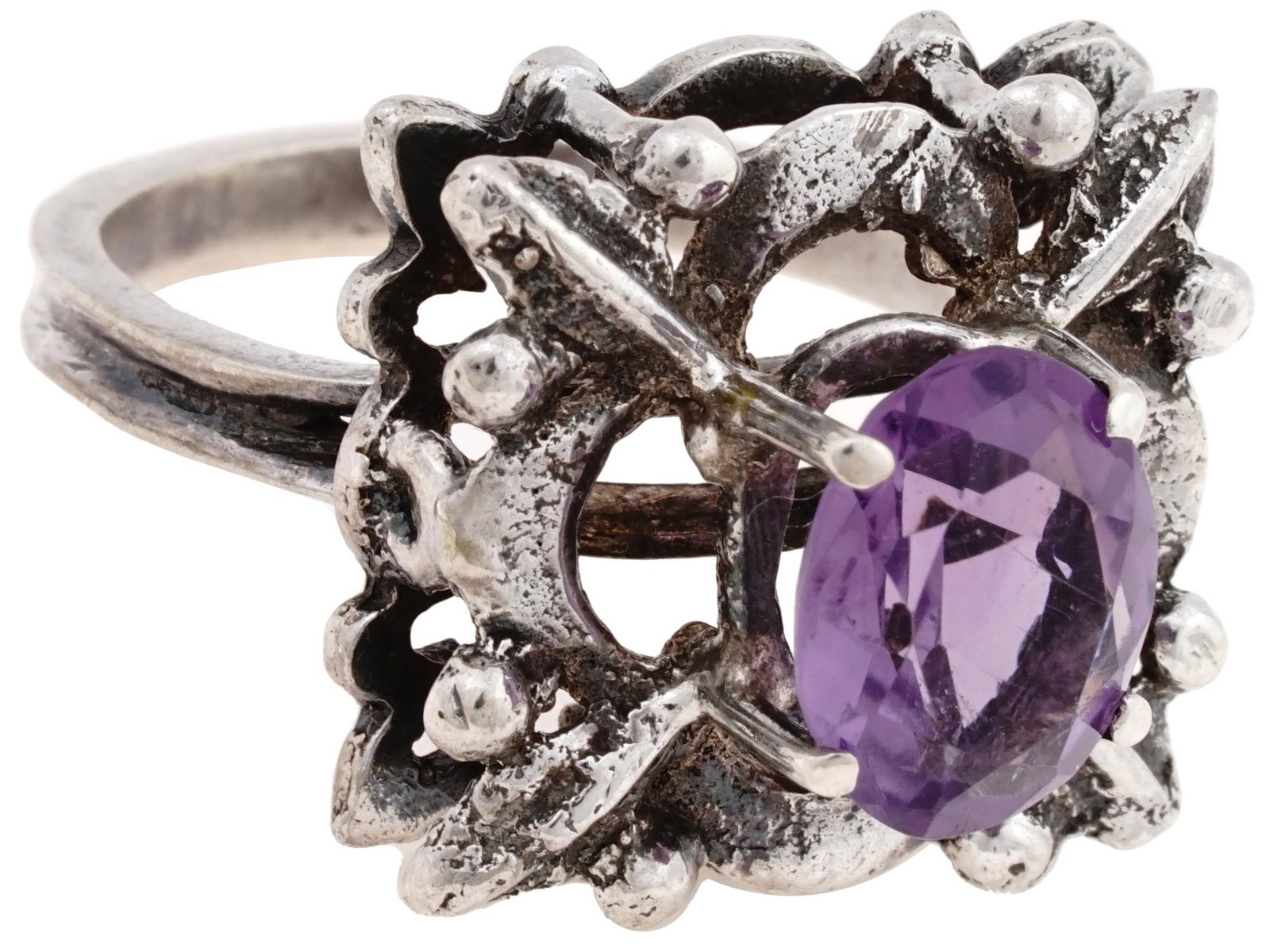 ART NOUVEAU 800 SILVER AMETHYST STONE JEWELRY RING: A vintage 800 Continental Silver jewelry ring. The ring is encrusted with an oval cut Amethyst stone and made in an openwork Art Nouveau manner. Marked with an 800 Silver hallmark. Total weight: 5.7 g