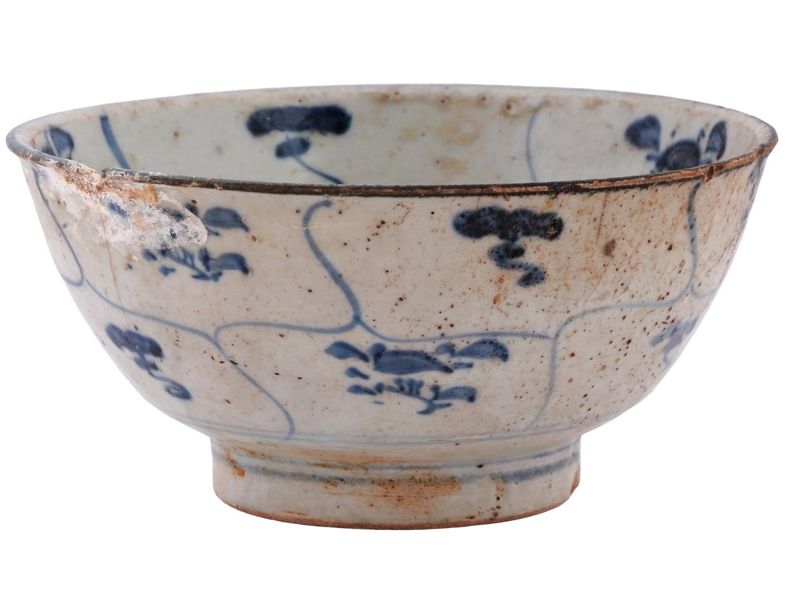 ANTIQUE CHINESE MING DYNASTY SWATOW CERAMIC BOWL: An antique Chinese, Ming Dynasty, Swatow ceramic bowl. The exterior of the bowl is adorned with hand enameled cobalt blue scrolling floral, and foliage motifs, raised on a low pedestal. The interior i