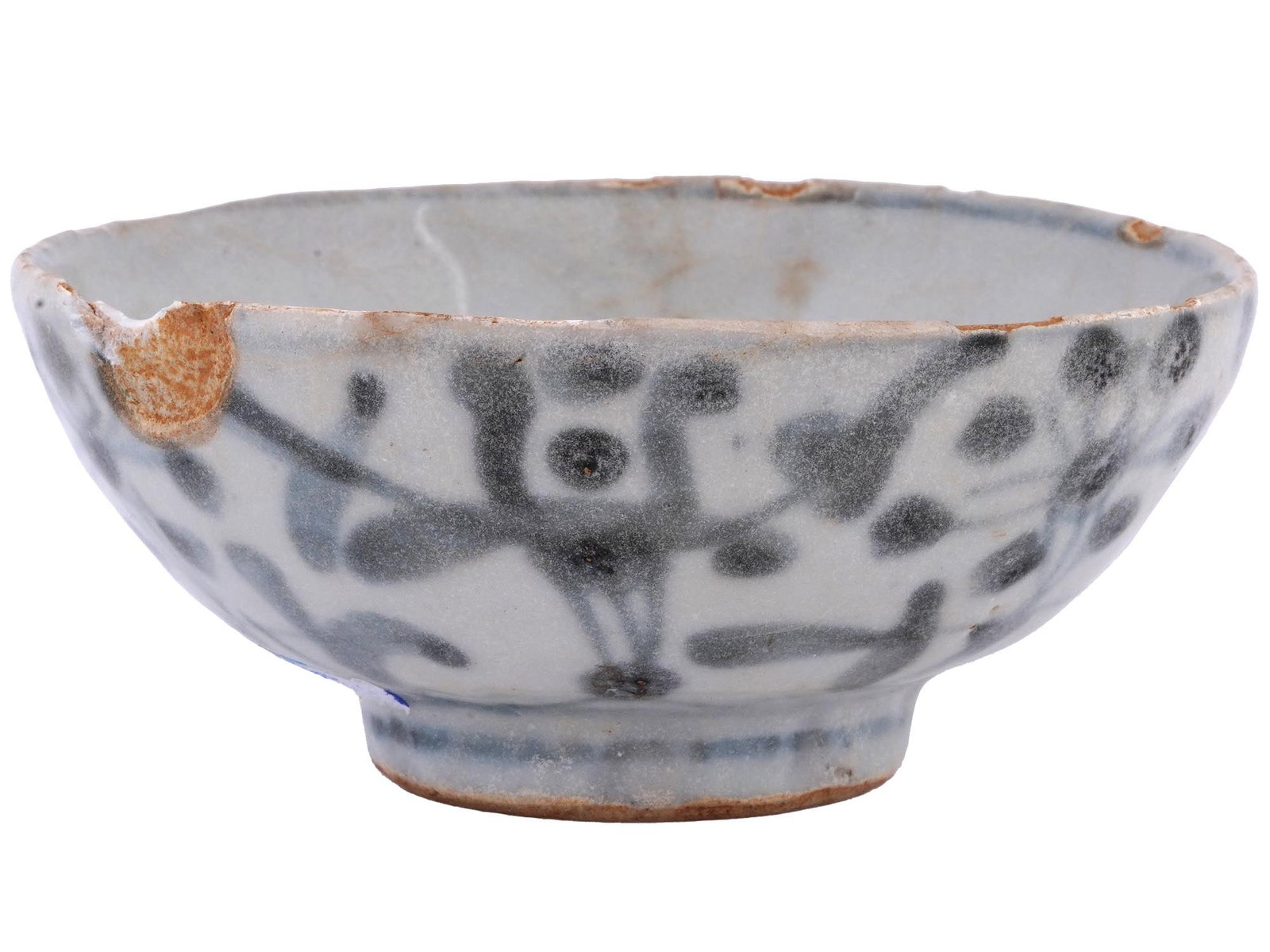ANTIQUE CHINESE MING DYNASTY SWATOW CERAMIC BOWL: An antique Chinese, Ming Dynasty, Swatow ceramic bowl. The exterior of the bowl is adorned with a hand enameled cobalt blue scrolling foliage ornament, raised on a low pedestal. The interior is marked