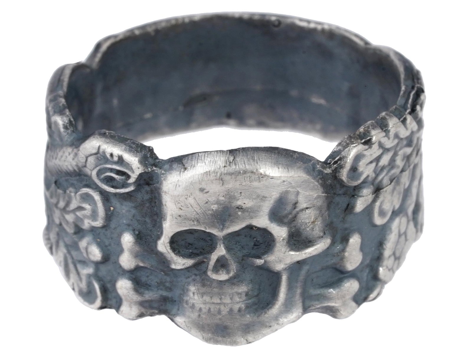 GERMAN WWII ANTI PARTISAN WARFARE SILVER RING: A WWII Nazi German Third Reich Anti Partisan Warfare Totenkopf 800 silver ring. The exterior of the ring features a Totenkopf skull to center and a snake and oak leaves patterns to the sides. Marked w