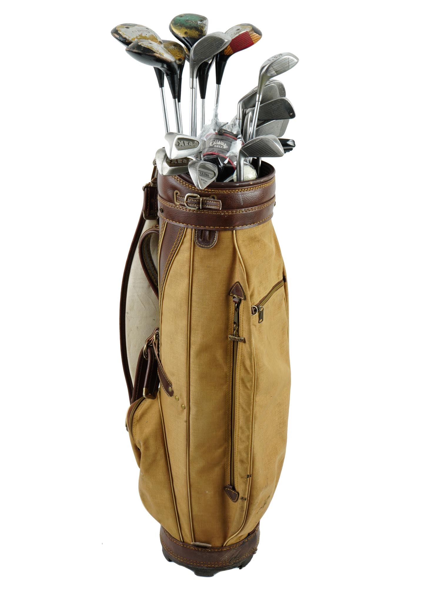 VINTAGE SPALDING PING EYE GOLF CLUBS IN STAND BAG: A lot of vintage golf clubs. A total of 20 clubs of various size by Spalding and Ping, a putter, and a golf ball. The items come in a fabric and leather stand bag. Golf Equipment, Sports Accessories.
