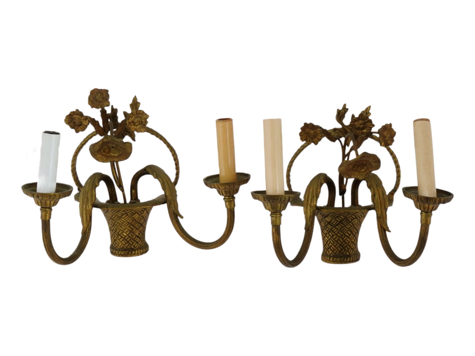 EUROPEAN FLOWERS BRONZE DECOR WALL LIGHT SCONCES: A vintage European, probably French or Italian, gilt bronze wall light decorative sconces. The wares are made in a shape of flowers in a basket, engraved with detailed patterns. Unmarked. Circa: the f