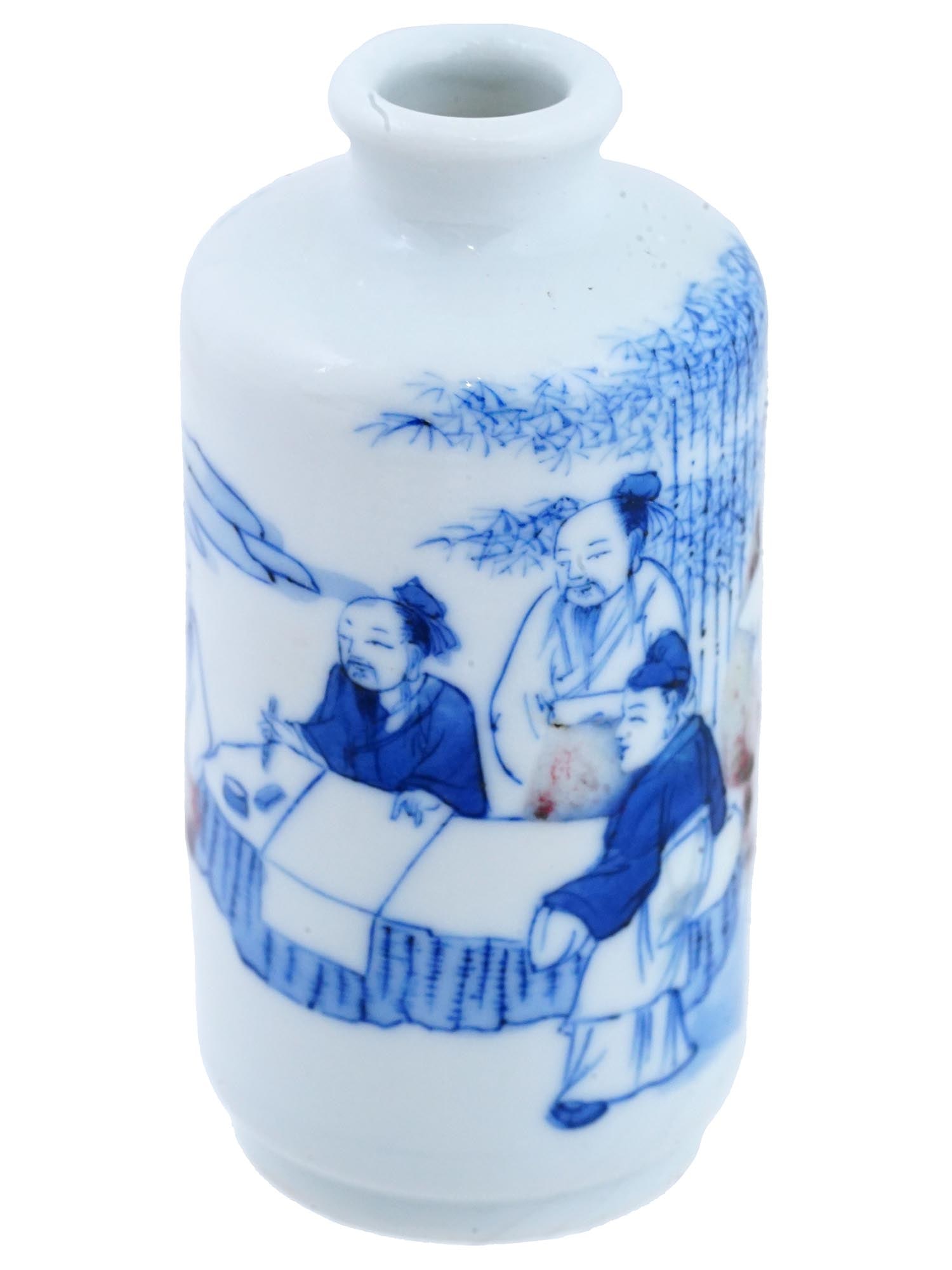 ANTIQUE CHINESE BLUE AND WHITE PORCELAIN SNUFF BOTTLE: An antique Chinese blue and white porcelain snuff bottle, adorned with a scene depicting figures. The blue and white motif, synonymous with traditional Chinese porcelain, showcases meticulous craftsma