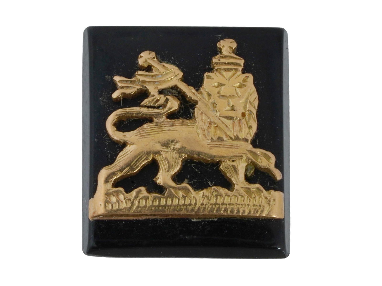 ANTIQUE FRENCH ONYX GOLD LION OF JUDAH INTAGLIO: An antique onyx and gold hand carved lion intaglio of French origin. Square shaped Intaglio in black onyx with an applied yellow gold image of a crowned Lion of Judah walking with a flag. Historical W