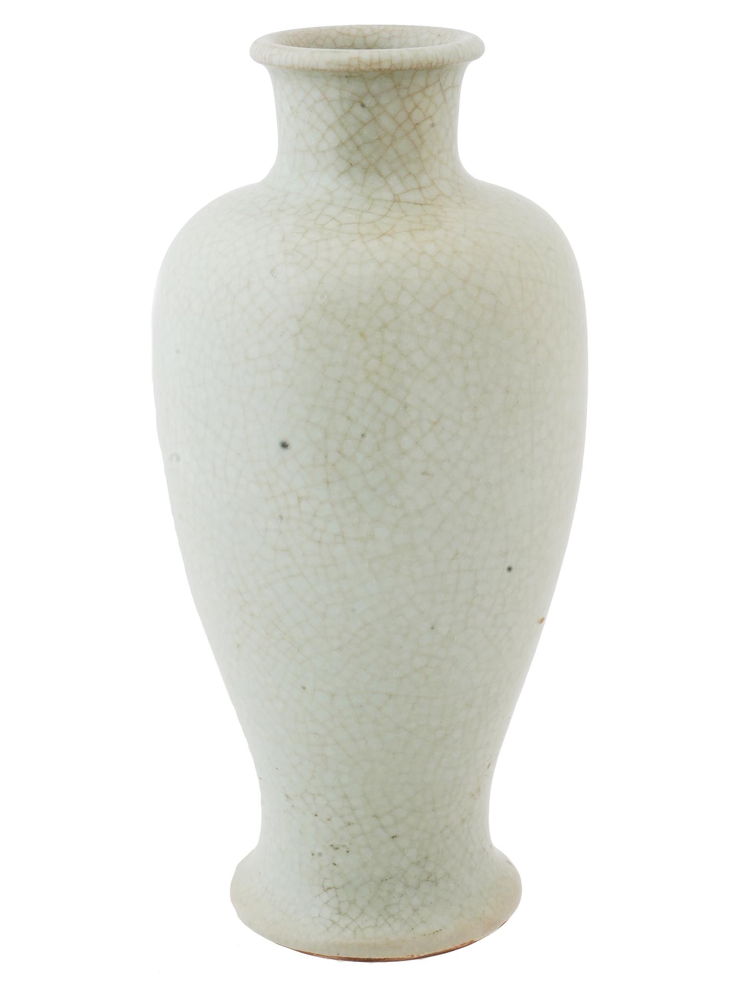 CHINESE REPUBLIC ERA CRACKLE GLAZE PORCELAIN VASE (1 of 5)