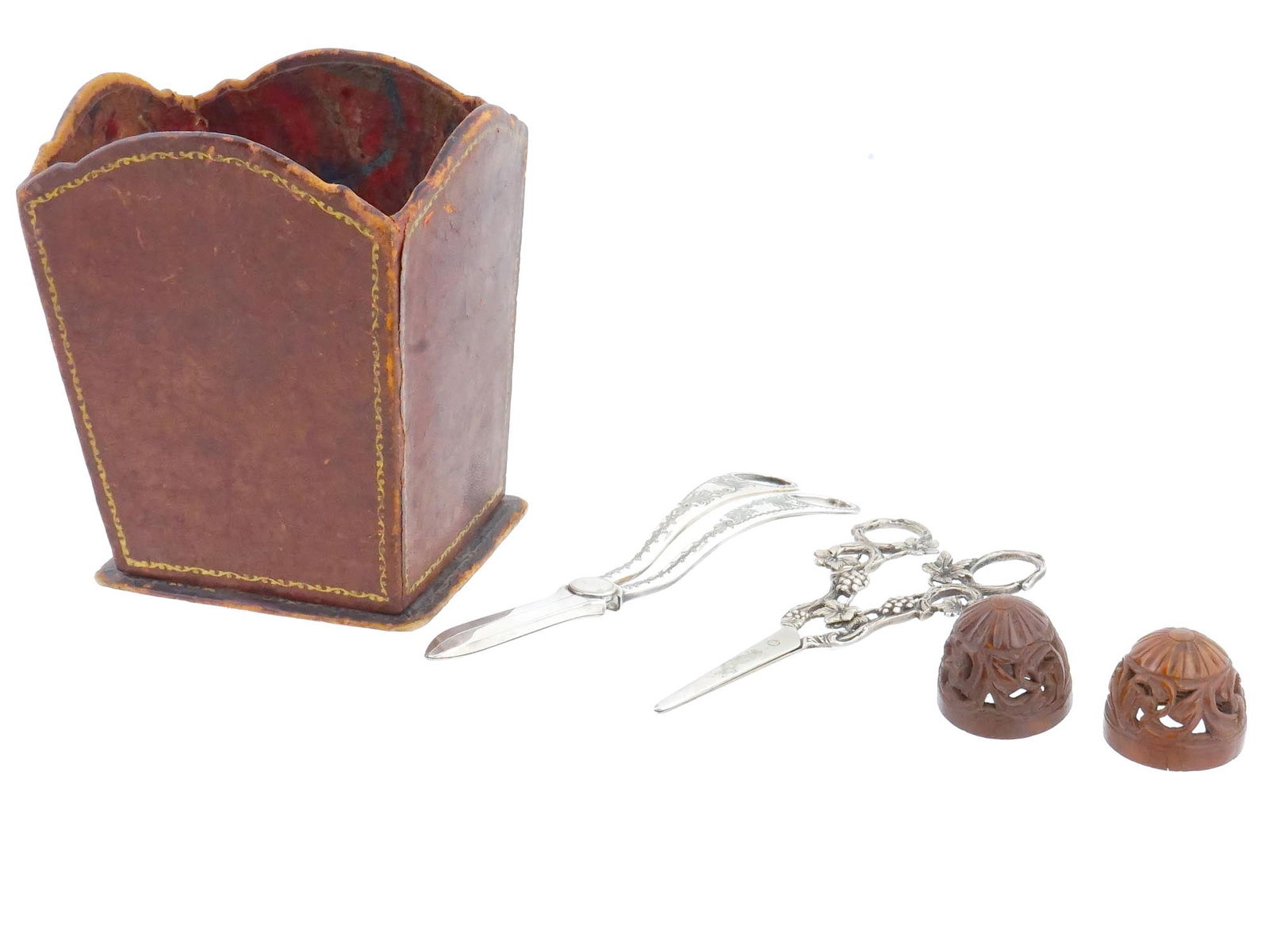 LOT OF ANTIQUE SEWING ITEMS BOX SCISSORS THIMBLES (1 of 11)