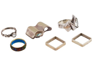 COLLECTION OF STERLING SILVER RINGS AND A PENDANT