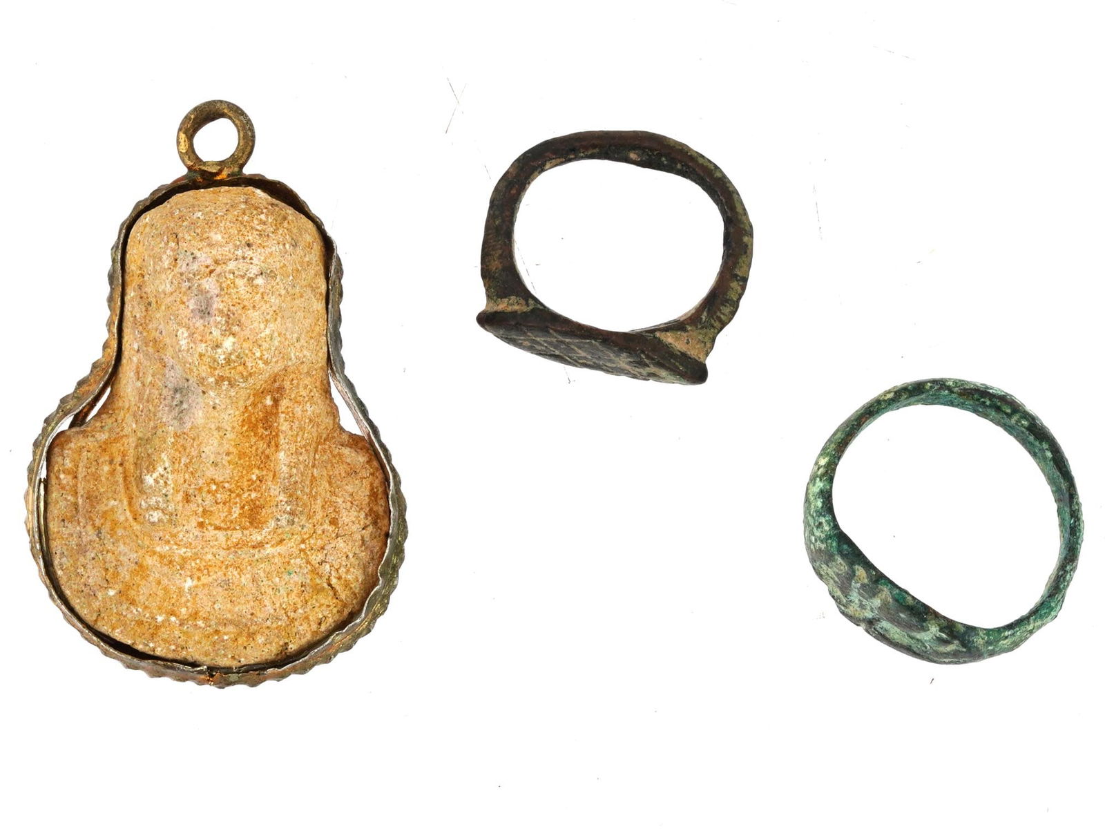 ANCIENT EGYPTIAN ROMAN PERIOD RINGS AND A PENDANT (1 of 4)