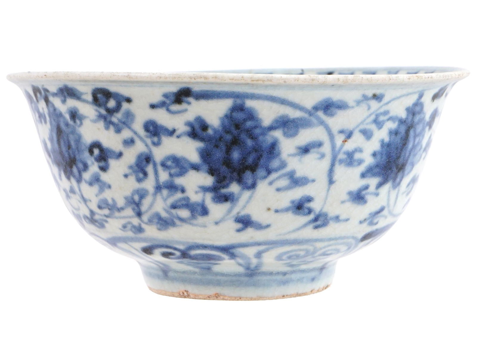 ANTIQUE CHINESE QING BLUE AND WHITE PORCELAIN BOWL: An antique Chinese porcelain footed bowl. Early Qing era, 17th century. White body with hand-painted cobalt blue floral decor. Collectible Oriental Asian Tableware And Serveware, Porcelain And Ceramic
