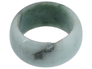 VINTAGE SOLID CARVED NEPHRITE JADE BAND RING