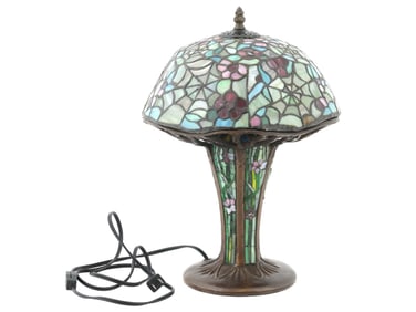 TIFFANY MANNER STAINED GLASS BRONZE TABLE LAMP