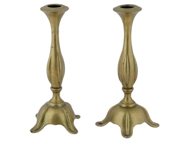 A PAIR OF ANTIQUE BRASS CANDLESTICKS WITH CURVED STEMS