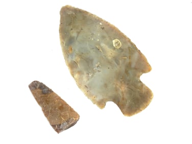 TWO ANCIENT CARVED STONE ARROWHEADS OF VARIOUS DESIGNS