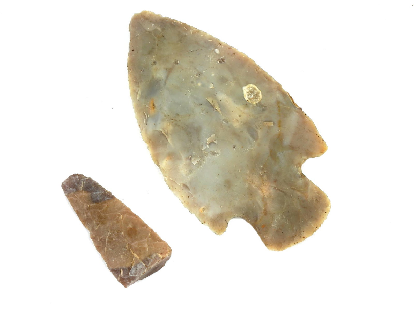 TWO ANCIENT CARVED STONE ARROWHEADS OF VARIOUS DESIGNS (1 of 5)