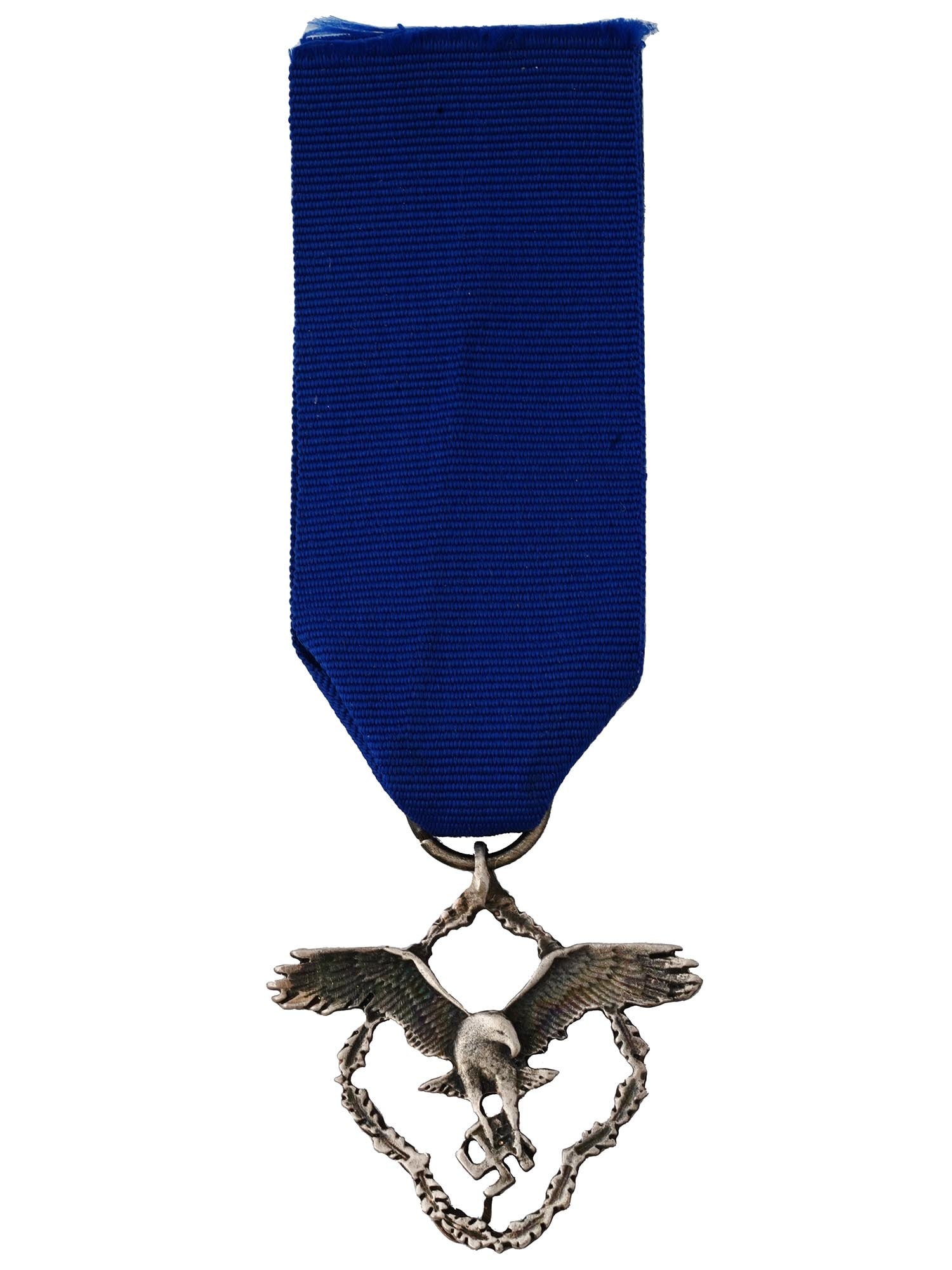 WWII NAZI GERMAN LUFTWAFFE AERONAUTICAL RESEARCH BADGE: A WWII Nazi German membership badge for Luftwaffe aeronautical research. It features an eagle with spread wings, clutching a swastika in its talons, set within an oak leaf wreath. Comes with a blue ri
