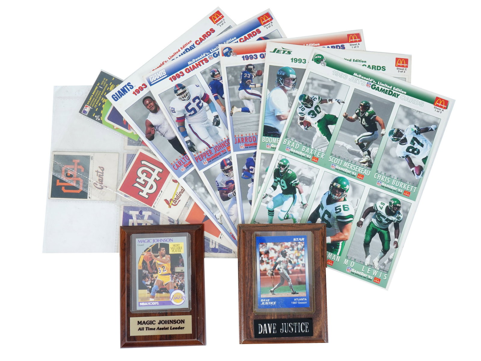 AMERICAN SPORTS MEMORABILIA OF 1980S AND 1990S: A lot of vintage American sports memorabilia of the 1980s and 1990s. The lot includes 1993 Pro Set cards with photos and information about American football Jet and Giant players. Two cards of profess