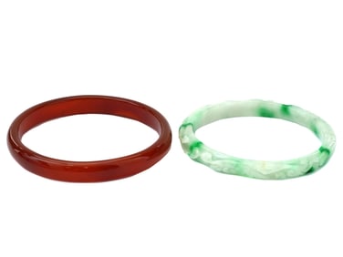 CHINESE GREEN JADEITE AND RED JADE BANGLE BRACELETS