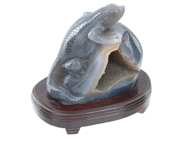 ASIAN HAND CARVED AGATE AND GEODE FIGURE OF LIZARD