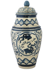 LARGE CHINESE COVERED BLUE WHITE PORCELAIN URN VASE
