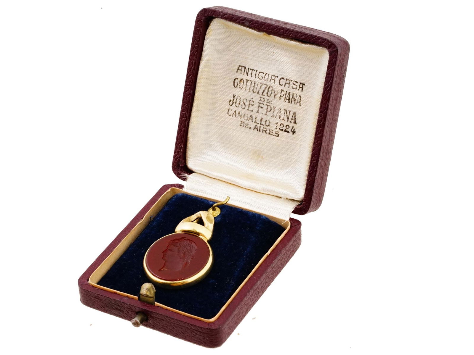 ANTIQUE GRAND TOUR 18K GOLD CARNELIAN INTAGLIO PENDANT: An antique early 19th-century Grand Tour souvenir, a carved carnelian intaglio pendant. The stone depicts a profile of Roman Emperor Claudius. 18K yellow gold framing. Total Weight: 6.75 grams. The it