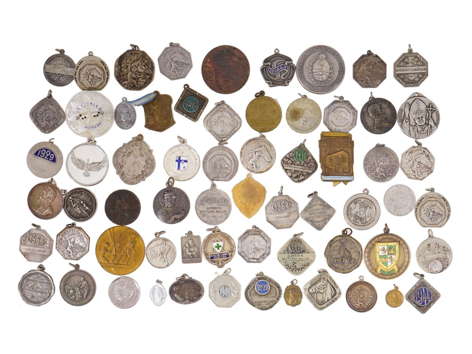LARGE VINTAGE COLLECTION OF ARGENTINE BADGES (1 of 10)