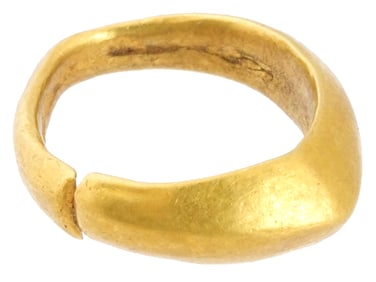 ANCIENT GOLD EARRING FEATURING AN OVAL FORM