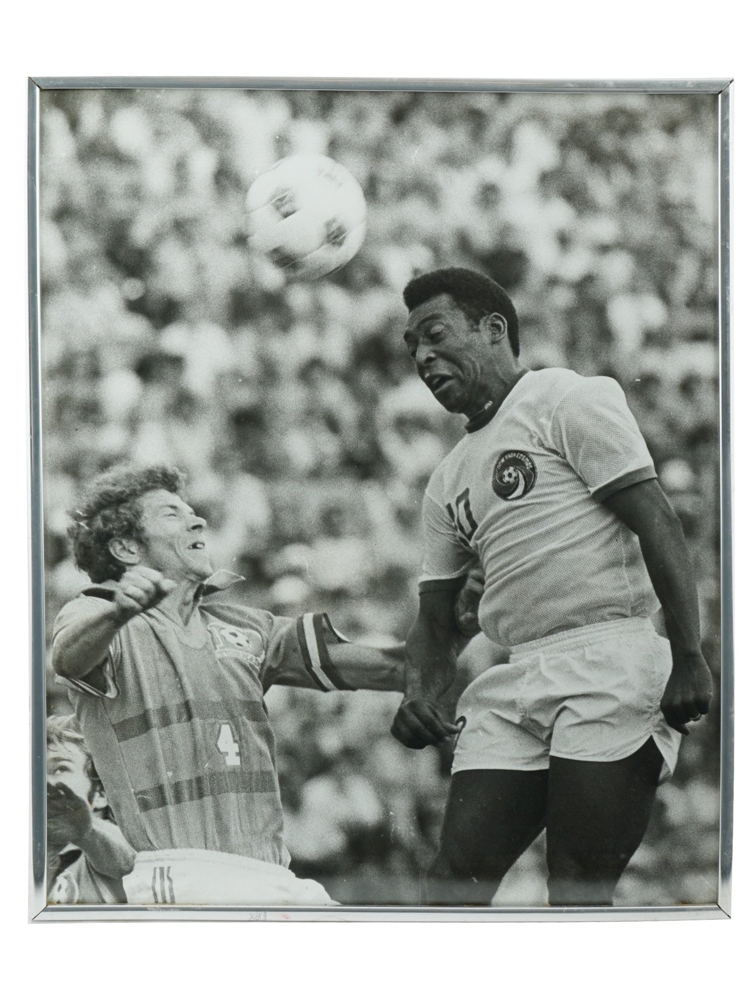 LARGE VINTAGE PHOTO OF PELE FOOTBALL PLAYER: A vintage photograph from the second half of the 20th century depicting the football player Pele during a football match. Edson Arantes do Nascimento, better known as Pele was a Brazilian professional