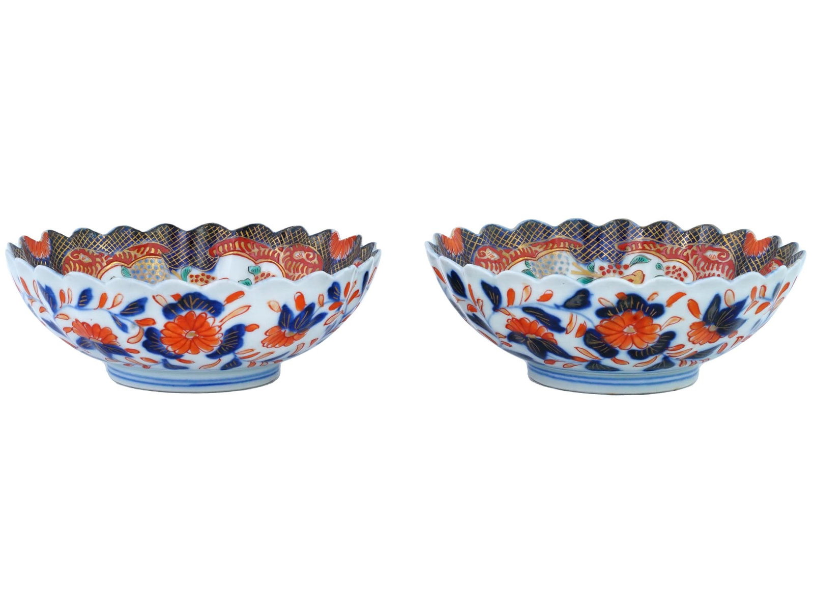 PAIR OF ANTIQUE JAPANESE IMARI PORCELAIN BOWLS: A pair of antique Japanese Imari porcelain bowls, distinguished by their wavy edges, showcase exquisite artistry and detailed craftsmanship. The interior of each bowl features captivating hand-painted