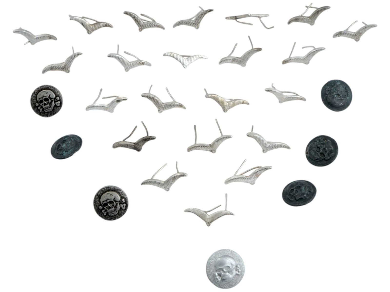 WWII TYPE SS TOTENKOPF BUTTONS AND LUFTWAFFE INSIGNIAS (1 of 7)