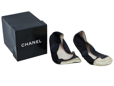PAIR OF CHANEL BLACK BALLET FLATS IN THE BOX