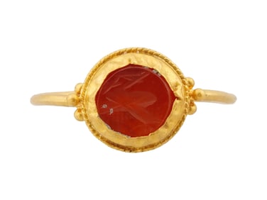ANCIENT ROMAN GOLD AND ENGRAVED CARNELIAN INTAGLIO RING