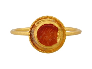 ANCIENT ROMAN GOLD AND CARNELIAN ENGRAVED INTAGLIO RING