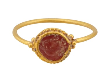 ANCIENT ROMAN GOLD AND CARNELIAN INTAGLIO RING