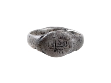 ANCIENT ROMAN SILVER RING WITH AN ENGRAVED IMAGE