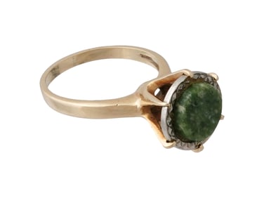 VINTAGE 14K GOLD AND CARVED JADE STONE JEWELRY RING