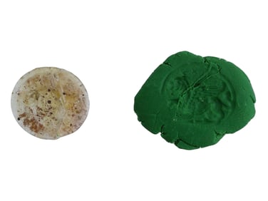 ANCIENT ROMAN GLASS MEDALLION W IMAGE OF GRIFFIN