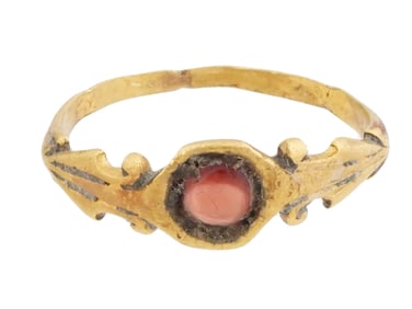 ANCIENT ROMAN GOLD RING WITH GARNET STONE ATOP
