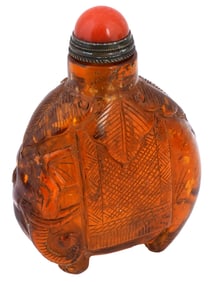 CHINESE REPUBLIC ERA CARVED AMBER SNUFF BOTTLE