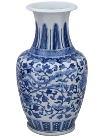 ANTIQUE CHINESE QING BLUE AND WHITE PORCELAIN VASE
