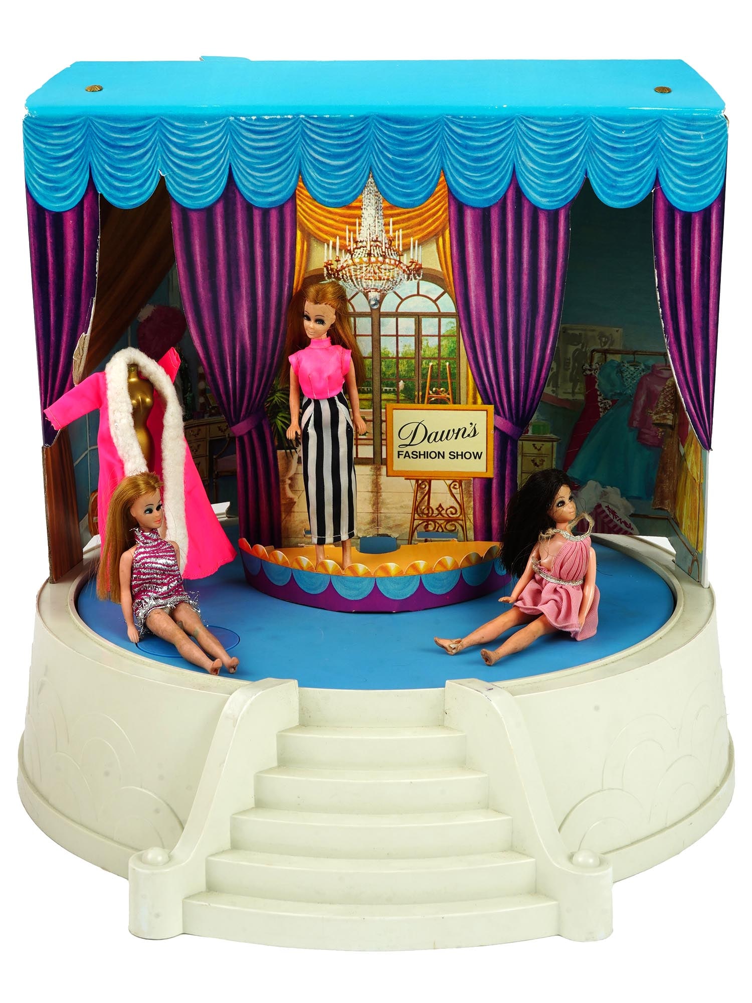 AMERICAN DAWN AND HER FASHION SHOW TOY SCENE 1970S: A vintage, 1970s, American Dawn And Her Fashion Show toy scene with posing dolls included. The toy requires batteries. Comes with a box. Vintage Toy Doll Collectibles. Dimensions: Podium D 15 in. All 