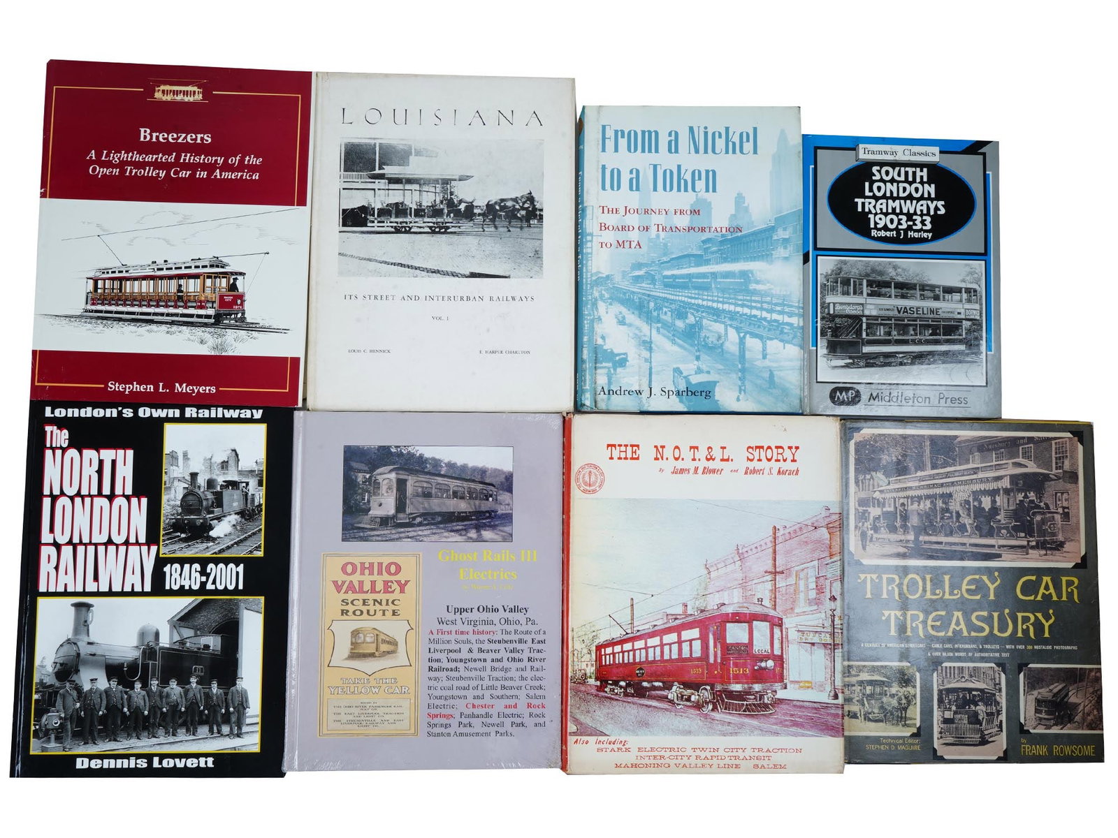 VINTAGE BOOKS ABOUT AMERICAN PUBLIC TRANSPORTATION: A lot of vintage books dedicated to American and English public transportation, including tramways, buses, trolleybuses, railway. A total of 8 items, including albums and historical treatises. Antiqua