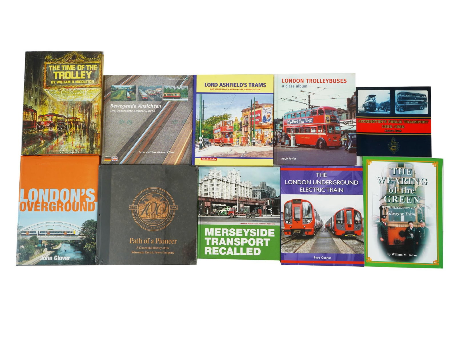 VINTAGE BOOKS ABOUT ENGLISH PUBLIC TRANSPORTATION: A lot of vintage books dedicated to English public transportation, including tramways, buses, railroad. A total of 10 items, including albums and historical treatises. Antiquarian Librarian Books Albu