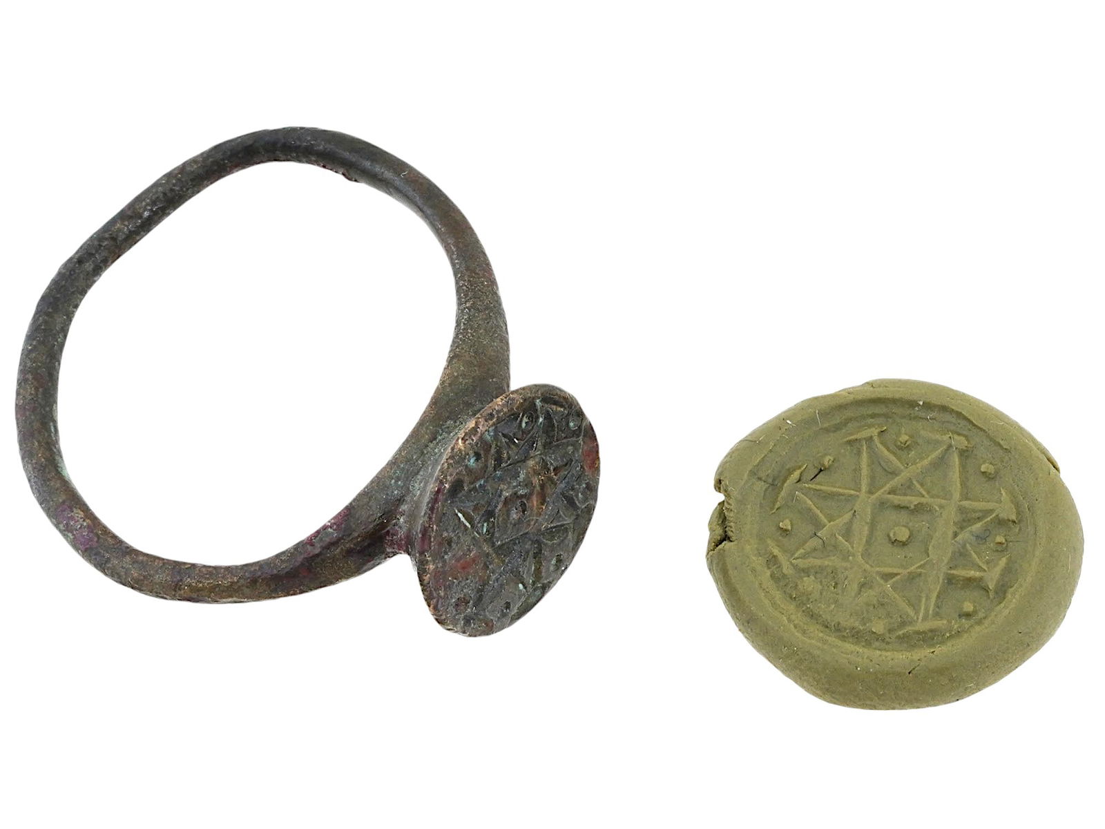 ANCIENT BRONZE SIGNET RING CIRCA 100 TO 300 AD (1 of 5)