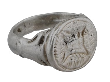 ANCIENT ROMAN SILVER RING WITH FOLIAGE DESIGNS ATOP