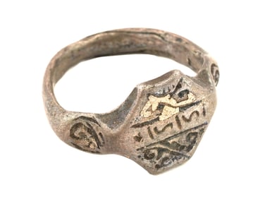 ANCIENT ROMAN SILVER RING WITH ENGRAVINGS
