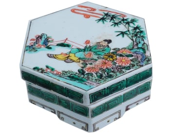 ANTIQUE CHINESE QING FAMILLE VERTE PORCELAIN BOX