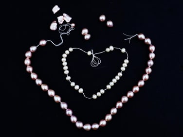 LOT OF TWO STRINGS OF NATURAL PEARL BEADS