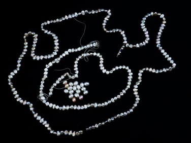 COLLECTION OF VINTAGE NATURAL PEARL BEADS THREADS