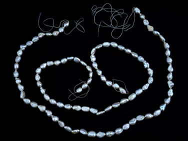 COLLECTION OF VINTAGE NATURAL PEARL BEADS THREADS